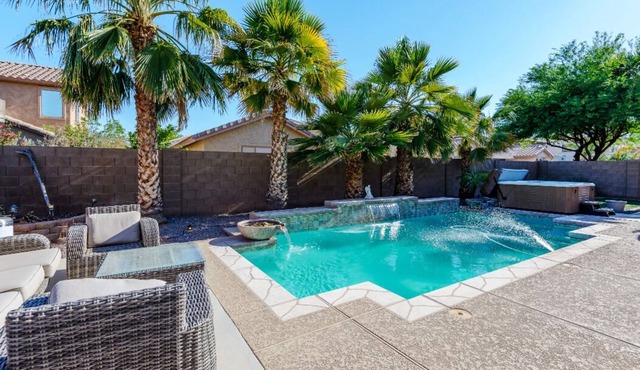 NEW LOWER RATES Heated Pool*SPACIOUS 3 FULL BATHS *8BEDS* HOT TUB* FIREPIT*