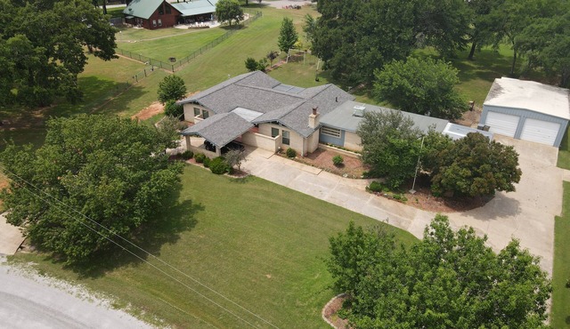 "NEW LOWER RATES" Spacious 4 Bd, 3 Ba ,Billard and Poker tables, Hot Tub & More!
