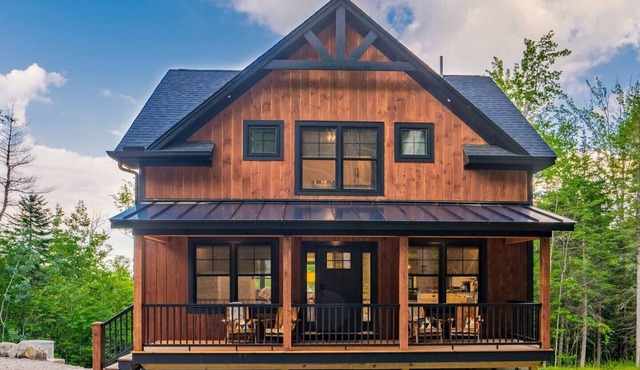 New Lux Chalet! Game Rm! Hot Tub! Views! Sleeps 12