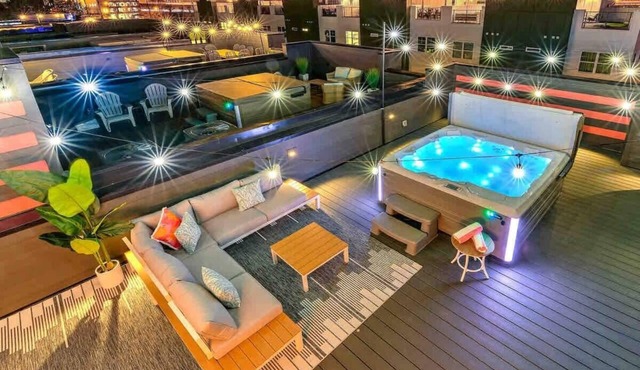 New Lux Home 14 Beds Hot Tub & Game Room!