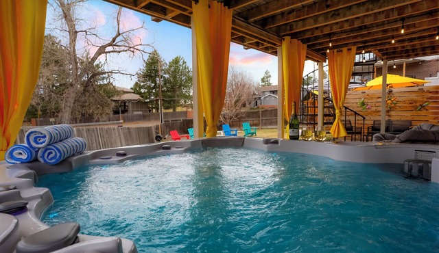 NEW! LUX Home-Hottub-Firepit-Games-6TVs-13m to Den