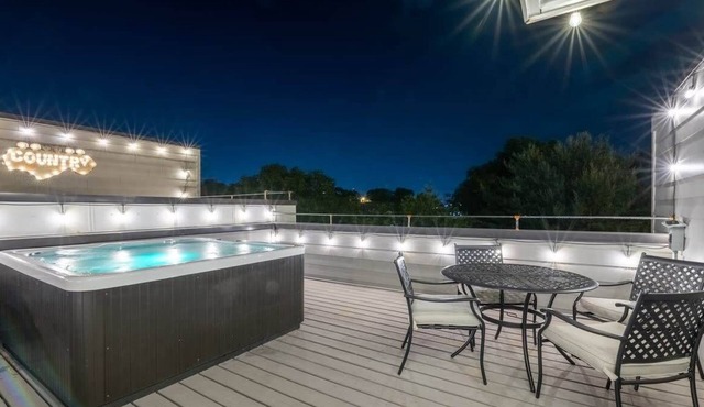 New Lux Home Skyline Views + Hot Tub, Pool, Sauna!