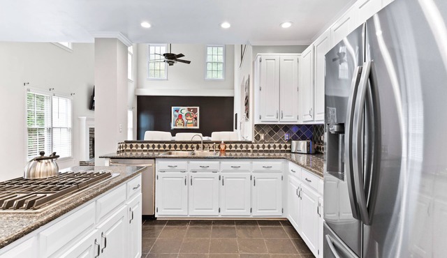 New! Lux Mansion, 5 BR 4 BA, Heated Pool, Sleeps 12+