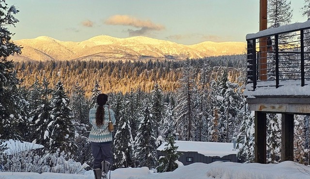 New lux modern cabin w/amazing views, pool table, Christmas & ski holiday await