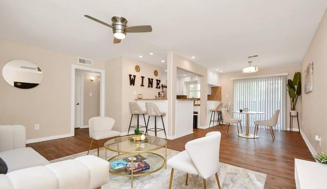 *NEW* Lux Suite w/ KING BED - Entire Apt w/ FREE PKNG!