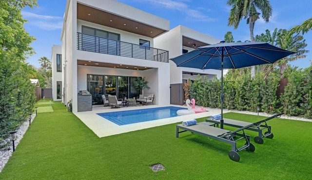 New Luxe Contemporary Home 4BR-4BA with Heated Pool, Mini Golf, Pool table