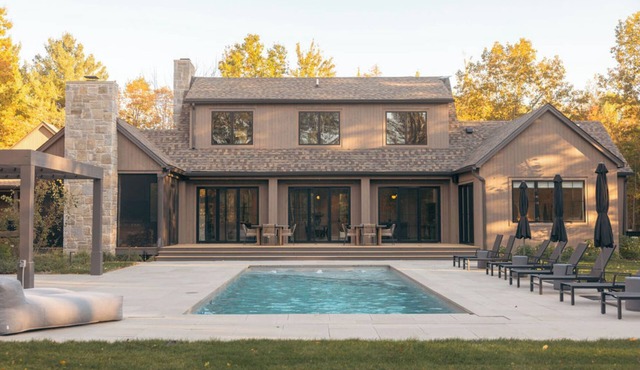 NEW Luxe Farmhouse w/Pool, Lake & Prairie Views. Camp Loft and Pool House