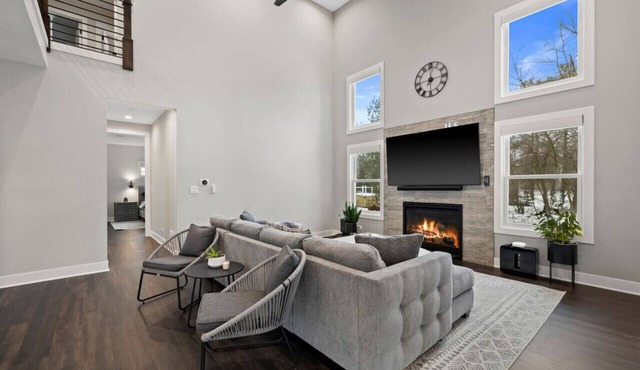 New Luxe Lake Home - Entertainment Rms - Lake view