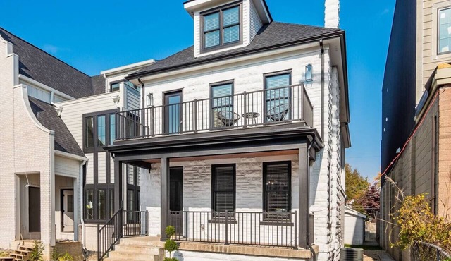 New Luxe Reno W/Hot Tub & Roof Top Terrace!