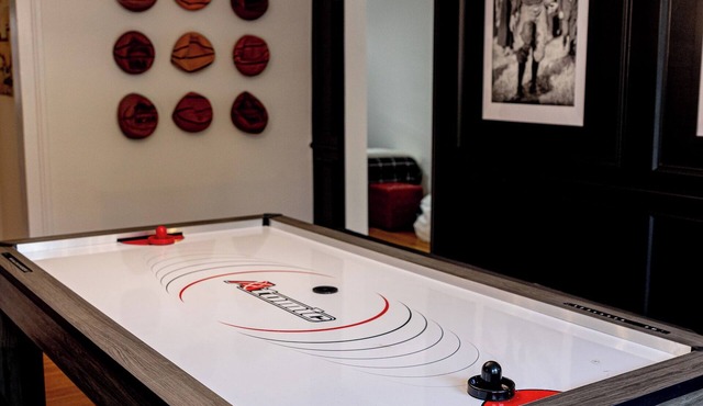 NEW Luxe Retro Sports Retreat~Walk to Stadiums