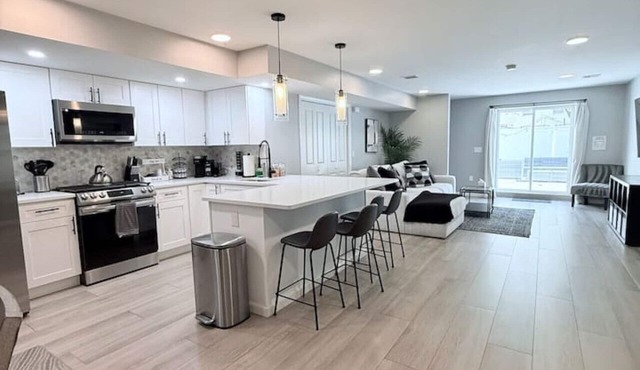 New luxurious 3 BR 2.5BA Duplex W/Backyard