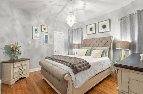 New Luxurious 5BD-2BA Duplex-FREE WINE-2CAR Parking