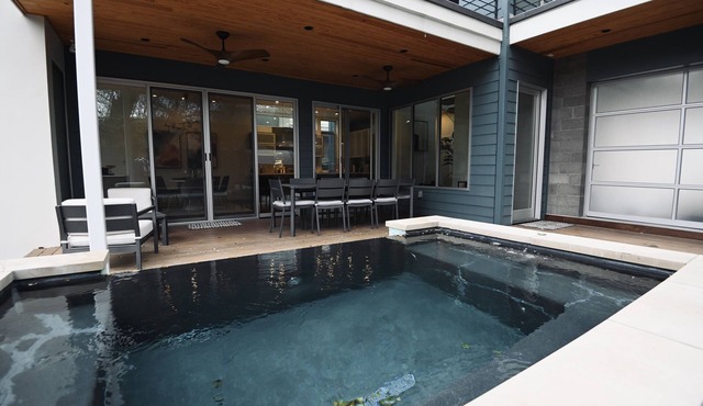 New Luxurious Austin home, Pool, Sauna, Hammock, Grill, Greenbelt Views, Walk!