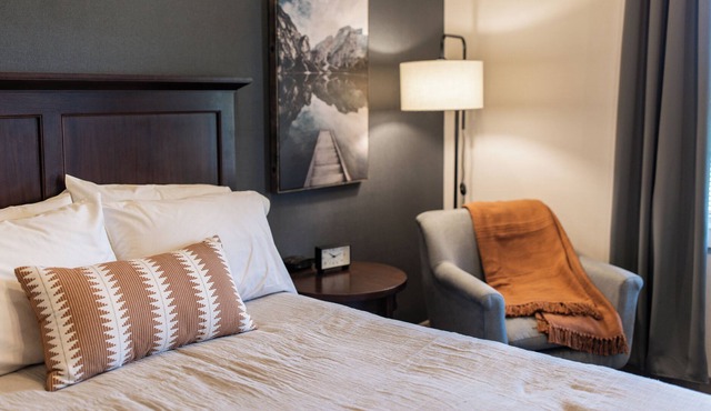 NEW Luxurious Centrally Located Getaway Suite