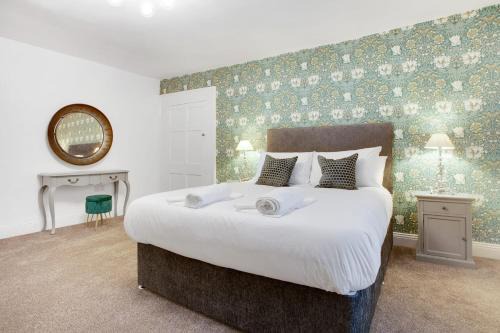 NEW! Luxurious Cottage in Durham by Stay With Us, Ideal for Large Groups & Families, Hot Tub, Sleeps 10!
