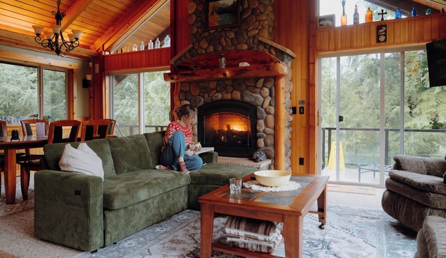 NEW! Luxurious custom log home w/river views- perfect romantic getaway!