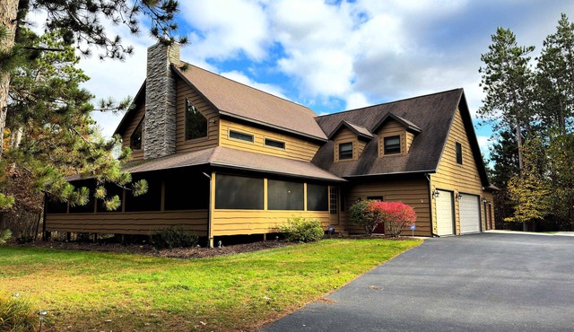 NEW! Luxurious Driftwood Lodge | Castle Rock Lake