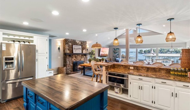 New! Luxurious FLAT lot with private beach, dock, guest suite/apartment.