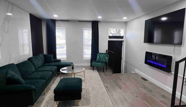 New Luxurious Home! 6 minutes from Harbor Skyline View