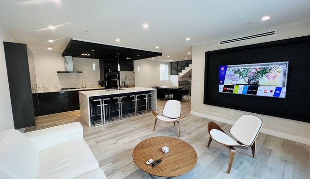 *NEW* LUXURIOUS LA HOME (Private Rooftop, Outdoor TV, Firepit, etc.)