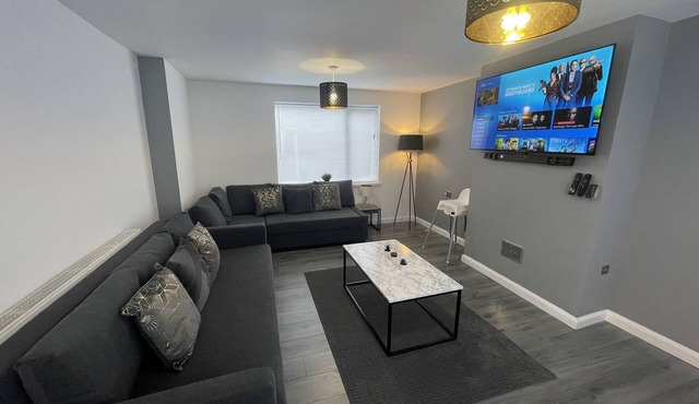 NEW Luxurious Modern Large 3 Bedroom House (10 Guests and more)