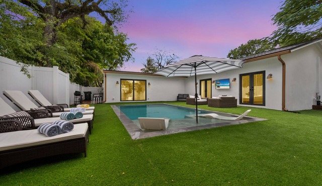 NEW - Luxurious Saltwater Pool Retreat - Near Las Olasnn