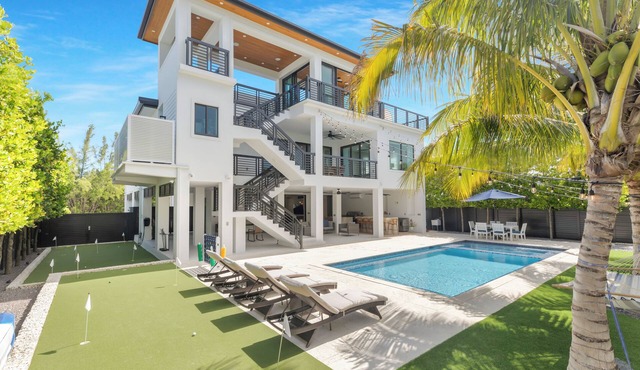 New!Luxurious & spacious waterfront 4 bedroom house in Marathon with endless fun