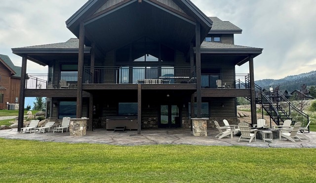 New Luxurious waterfront cabin on Henry's Lake. 26 minutes to West Yellowstone
