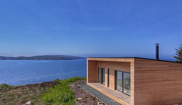 New Luxury 1 bedroom house with breathtaking ocean + mountain views. West bothy