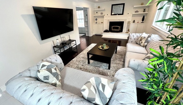 *NEW Luxury 4 Bdrm Home w Pool Table & Jaccuzi