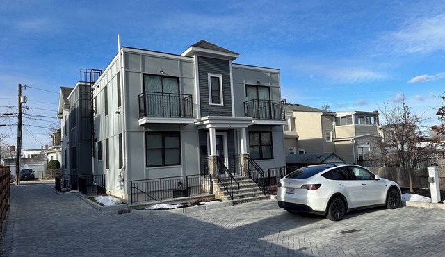 New luxury 4 bed/3 bath apt with EV charger