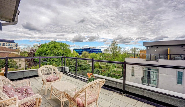 New Luxury 4 BR Townhome with Roof Terrace in Bayview Village