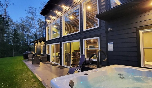 NEW luxury 4bd 2ba luxury lakeshore private cabin. Pet-Friendly. Hot tub & more!