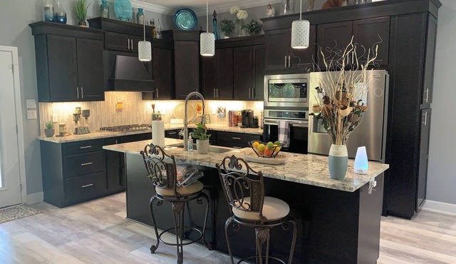 New Luxury 4BD House w/Hot Tub 5 mins from the Lake, Oaklawn & Shopping!