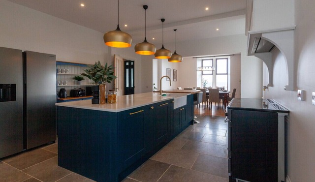 NEW Luxury 5BR Sea View Stay; Log Burners, Garden