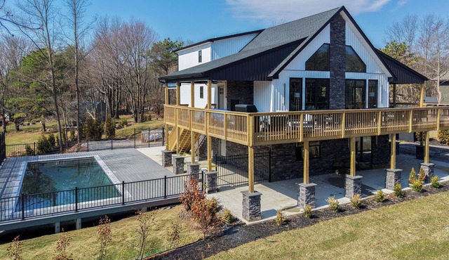 New Luxury 7BR Poconos Retreat: Pool, Sauna, Cinema Room in Albrightsville