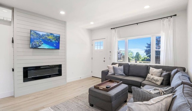 NEW Luxury Apartment | Sodus Point | King Bed