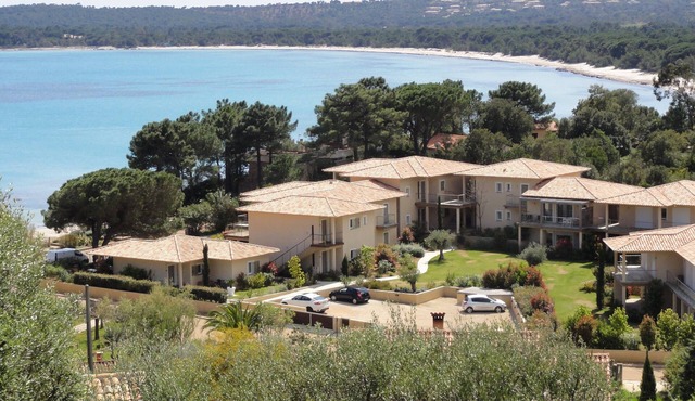 New luxury apartment in an apartment building, 70 m from Pinarello beach