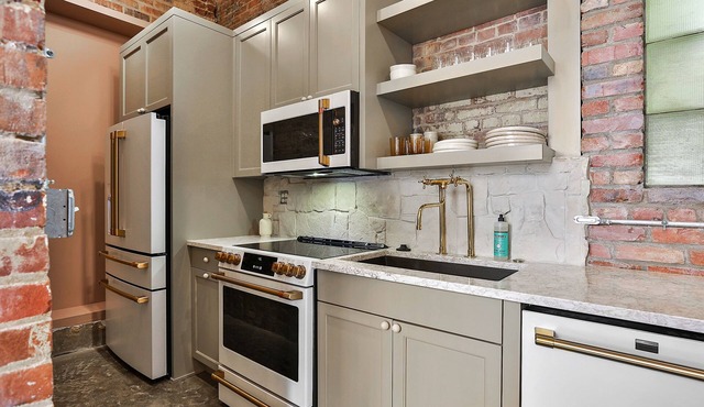 New luxury apartment in downtown Frankfort next to Distilleries. Near everything