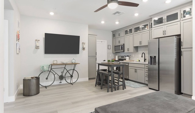 New Luxury Attached- 1 BR Guest Suite, w/Kitchen, Pvt