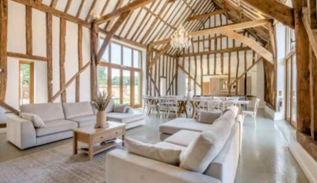New Luxury barn with pool table nr southwold