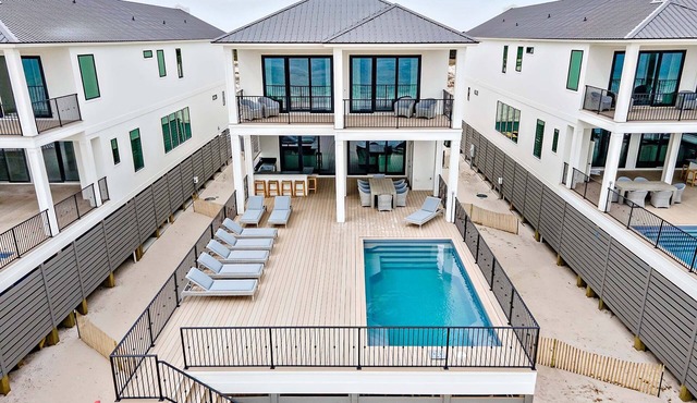 New Luxury Beachfront House, Sandy Crax Middle, with Private Pool. Prickett Properties