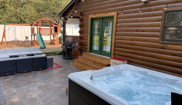 NEW! Luxury beautiful cabin with New Hot tub and🏔