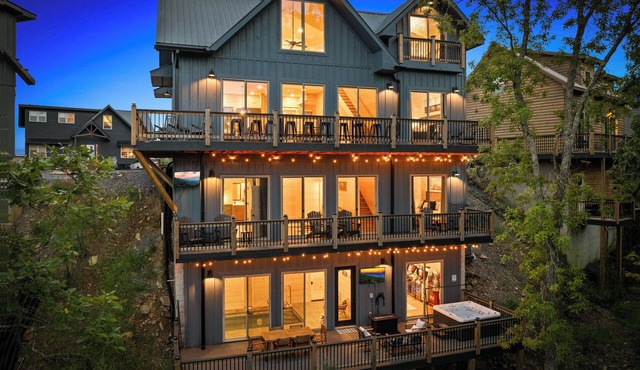 NEW Luxury Cabin, Lake and Mountain Views/Easy Access to Pigeon Forge!