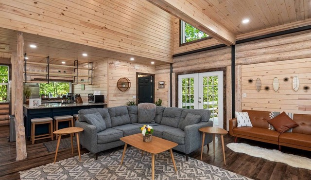 New Luxury Cabin w/King Beds, Game Room and Fire Pit