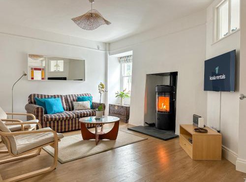 NEW - Luxury Cawsand Cottage, Steps from the Beach