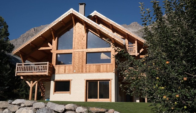 New luxury chalet: sleeps 10/12 people, Vallouise