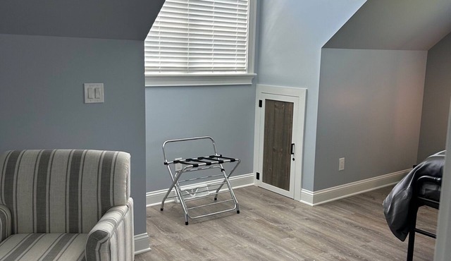 NEW Luxury Charm Coach House 5 mi from Saratoga, King Suite, WiFi, central air