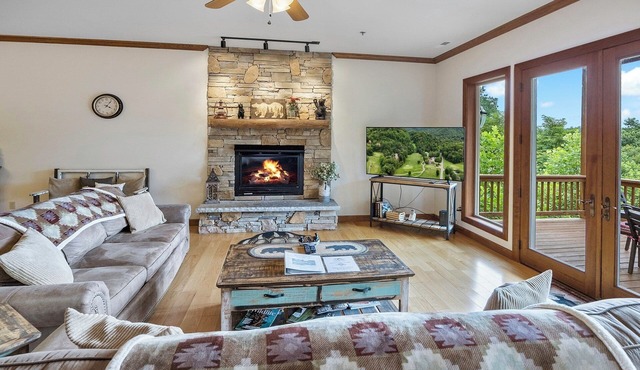 New Luxury Condo in Smoky Mountain Country Club, No Steps to Get In!