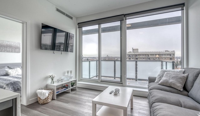 New Luxury Condo Mins To D/T U/G Parking | Office